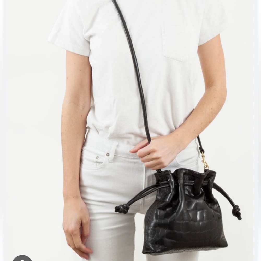 Chic Black Crocodile-Patterned Crossbody Bag